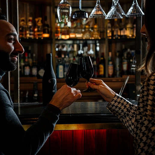 Couple celebrating a wedding anniversary at the restaurant Dans le Noir ?