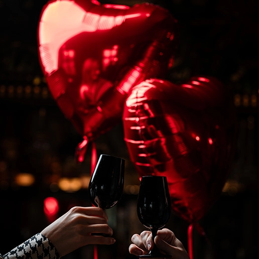 Couple celebrating Valentine’s Day at the restaurant Dans le Noir ?