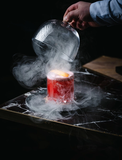 A smoking pink cocktail, served at the restaurant Dans le Noir ?