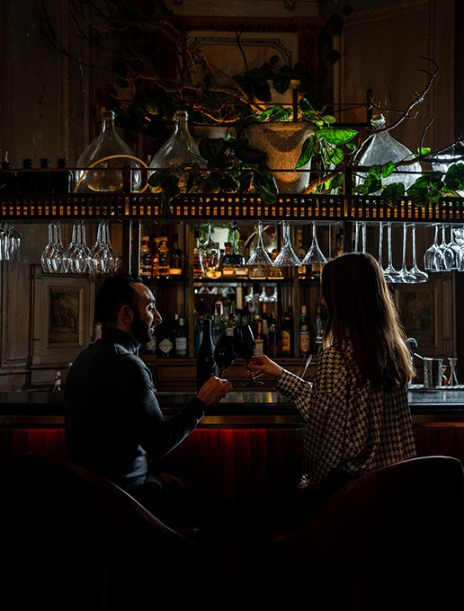 Couple on a blind date at the bar of the restaurant Dans le Noir ?