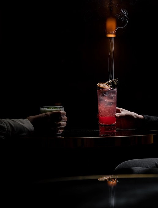 Married couple toasting their wedding anniversary at the restaurant Dans le Noir ?