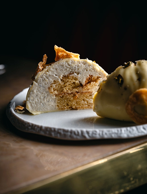 A dessert cut in half, revealing its rich texture, served at the restaurant Dans le Noir ?