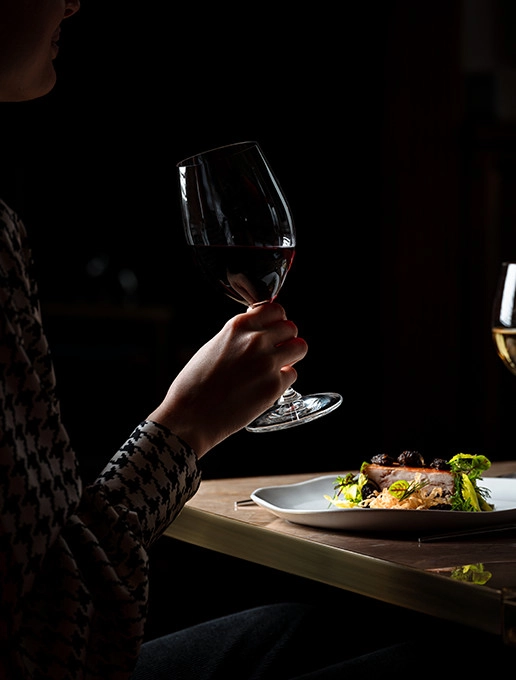 Tasting a food and wine pairing during a special Mother’s Day dinner at Dans le Noir ?