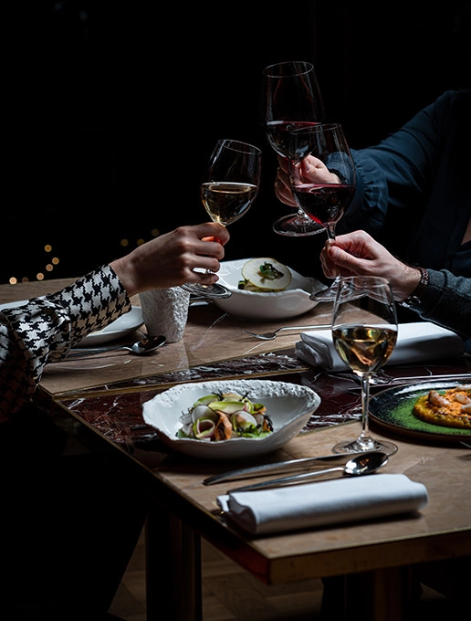 A group celebrating Halloween at the restaurant Dans le Noir ?