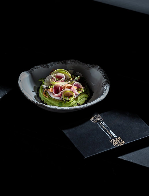 Christmas dish served at the restaurant Dans le Noir ? with a gift box.
