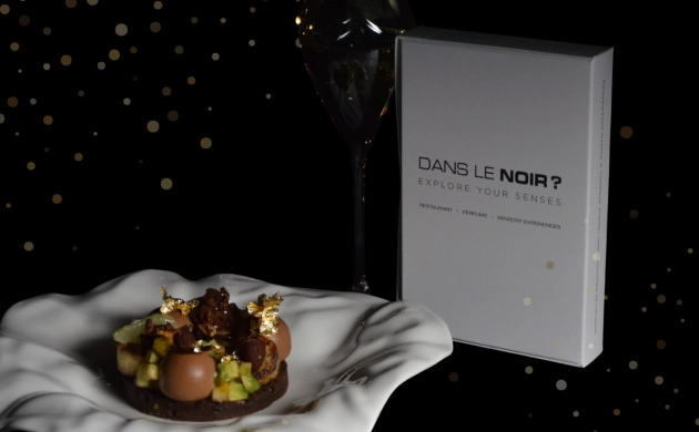 Plat festif dépoudre de paillettes à côté d'un coffret