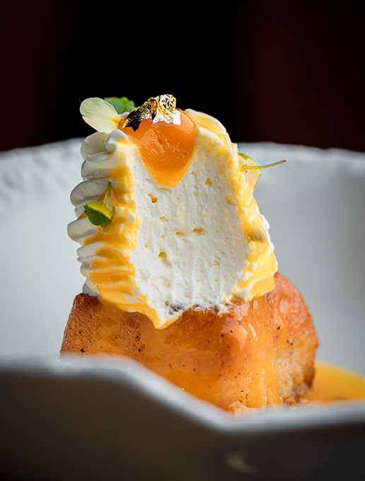 Dessert crémeux servi pour un anniversaire de mariage au restaurant Dans le Noir ?