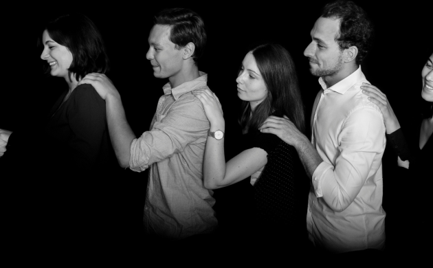 Participants guidés en file indienne dans le noir